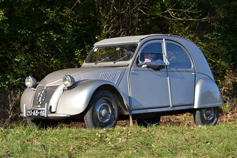 Citroën 2cv citroen - Citroën 2CV (francuski: deux chevaux „dva konja”) bio je popularan model francuskog proizvođača automobila Citroën sa zračno hlađenim, dvocilindričnim četverotaktnim bokser motorom i pogonom na prednje kotače.. Između 1949. i 1990. godine proizvedeno je 3.868.631 primjeraka limuzina kao i 1.246.335 kombija.. Razvoj je započeo sredinom …